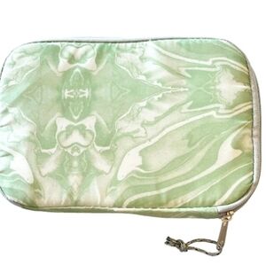 ❤️10/$20 Nwot Green and White Zippered Pouch